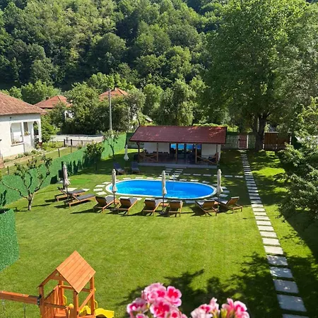 Maria Villa *