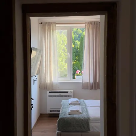 Maria Villa *